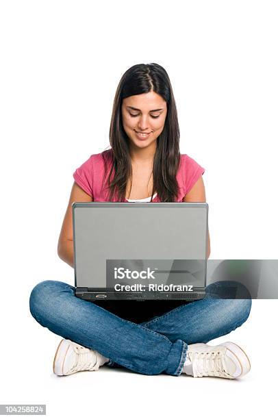 Menina Sorridente Trabalhando No Computador Portátil - Fotografias de stock e mais imagens de Sentado no Chão