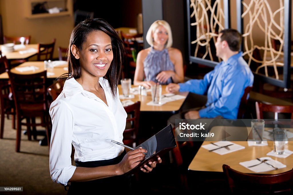 Amigos afro-americano Empregada de Mesa no restaurante de tomar encomendas de clientes - Royalty-free 20-29 Anos Foto de stock