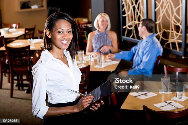 Amigos Afroamericano Empregada De Mesa No Restaurante De Tomar Encomendas De Clientes - Fotografias de stock e mais imagens de 20-29 Anos
