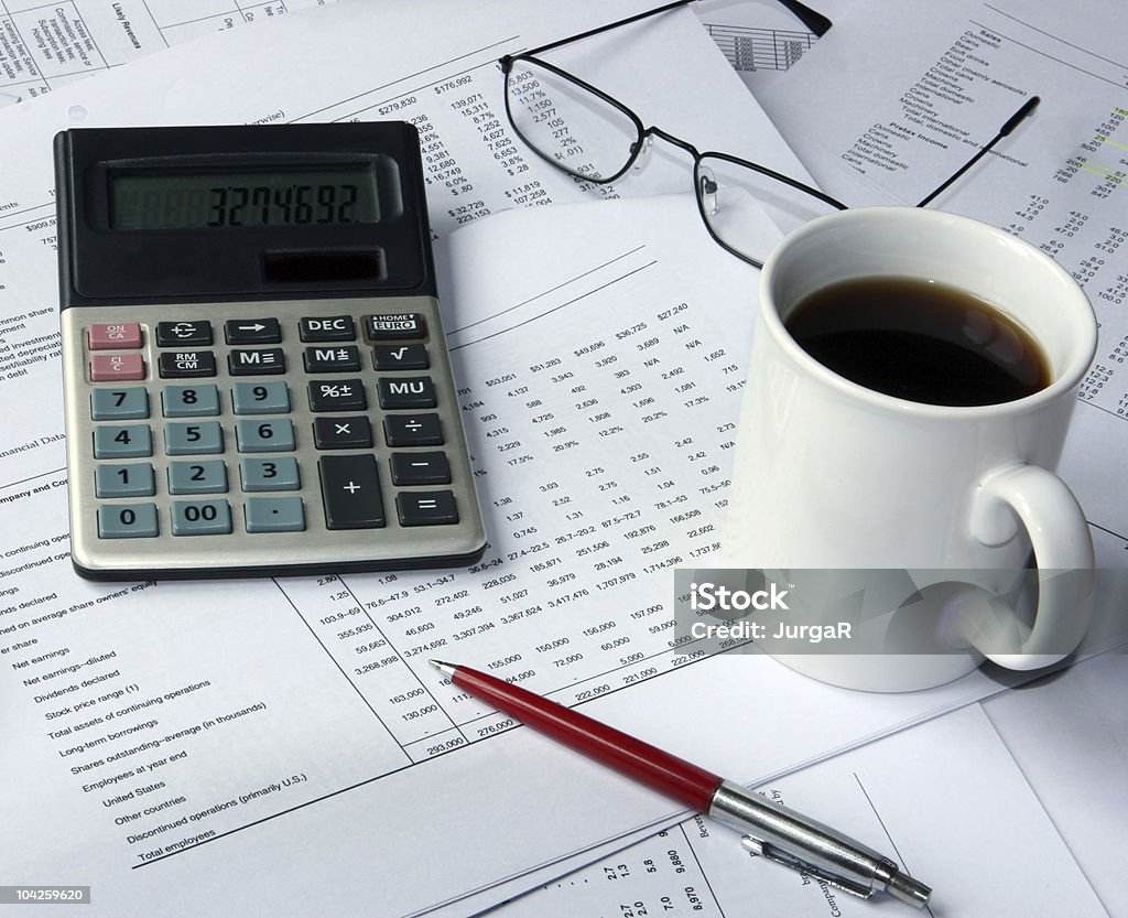 Financeiro planilhas e calculadora no contador de mesa - Foto de stock de Analisar royalty-free