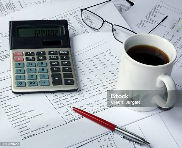 Foto de Financeiro Planilhas E Calculadora No Contador De Mesa e mais fotos de stock de Analisar