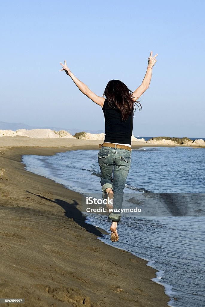 Mulher pulando - Foto de stock de Adulto royalty-free