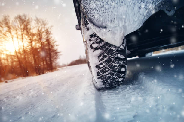 pneumatici auto su strada invernale coperta di neve - off road vehicle 4x4 snow driving foto e immagini stock