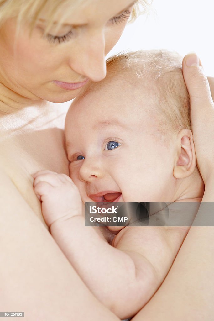 Молодая мать, де�ржа ее ребенка - Стоковые фото Белый фон роялти-фри