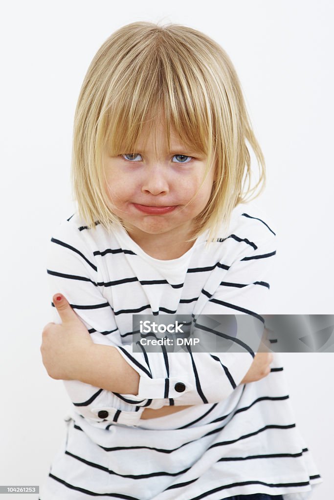 Mignonne petite fille Faire une tête de fou sur fond blanc - Photo de 4-5 ans libre de droits