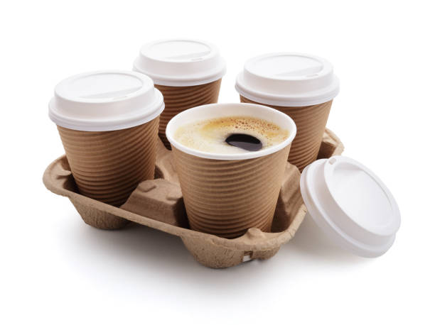 コーヒーを取り出す使い捨てカップ ホルダーに - latté coffee tray froth ストックフォトと画像
