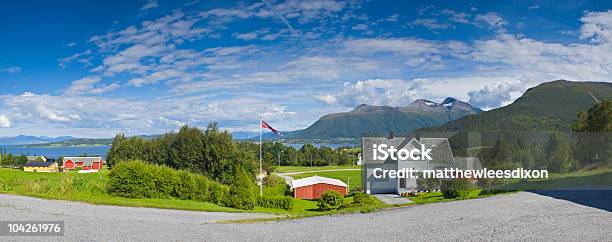 Vistas De Montanha - Fotografias de stock e mais imagens de Ao Ar Livre - Ao Ar Livre, Azul, Bandeira