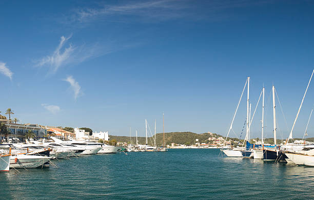 vela fora - yacht anchor minorca luxury imagens e fotografias de stock