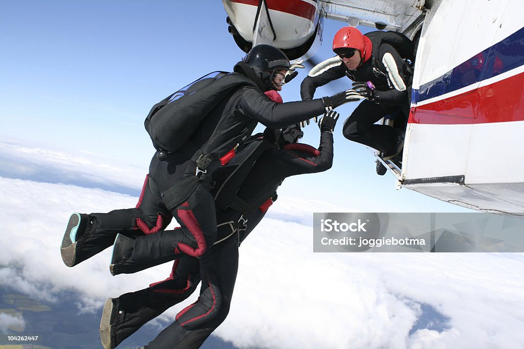 Três skydivers Saltar forma de um plano - Royalty-free Avião Foto de stock
