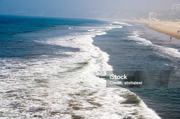 Santa Monica Beachvista Desde El Muelle Foto de stock y más banco de imágenes de Aire libre - Aire libre, Arena, California