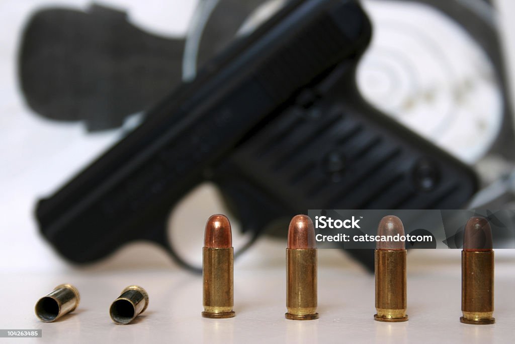 Pistol und Target hinter vier Aufzählungspunkte - Lizenzfrei Aggression Stock-Foto