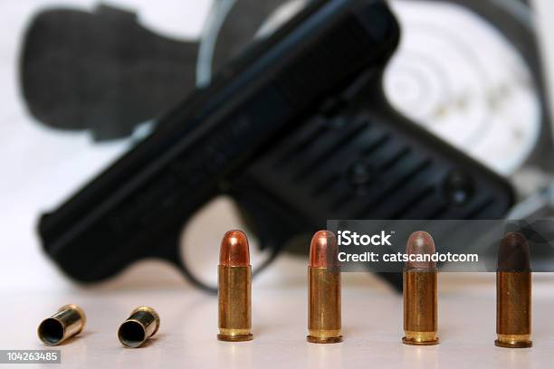 Pistol Und Target Hinter Vier Aufzählungspunkte Stockfoto und mehr Bilder von Aggression - Aggression, Einschussloch, Farbbild