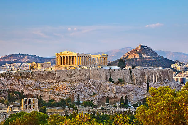 blick auf die akropolis bei sonnenuntergang - akropolis athen stock-fotos und bilder