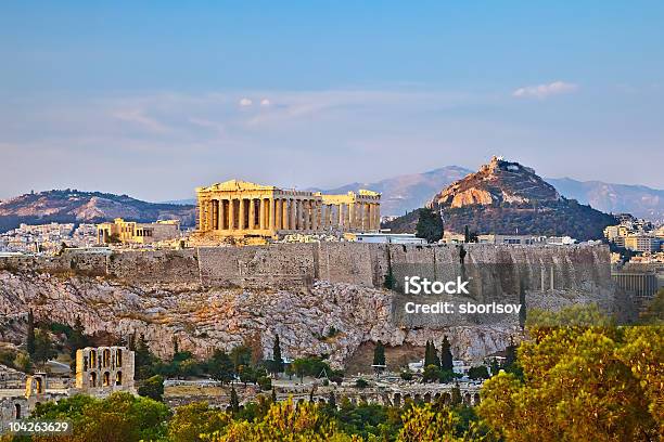 La Ciudad Al Atardecer Foto de stock y más banco de imágenes de Acrópolis - Atenas - Acrópolis - Atenas, Partenón, Atenas - Grecia