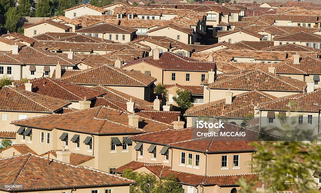 Carreaux rouge ROOFS- comté d'Orange - Photo de Maison de ville libre de droits