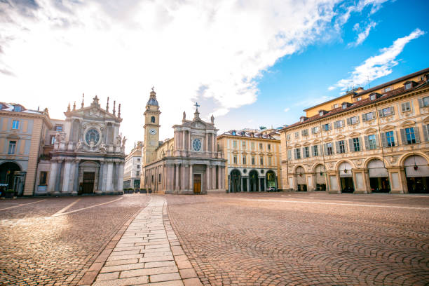 vista principal de la plaza de san carlo y dos iglesias, turín - church day europe italy fotografías e imágenes de stock