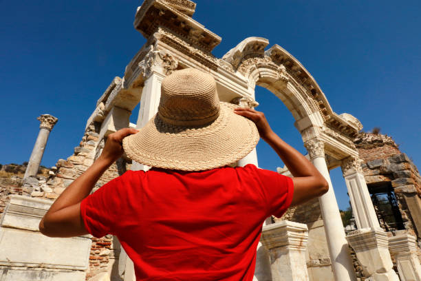 temple of hadrian - ephesus - turkey tourist ephesus roman imagens e fotografias de stock