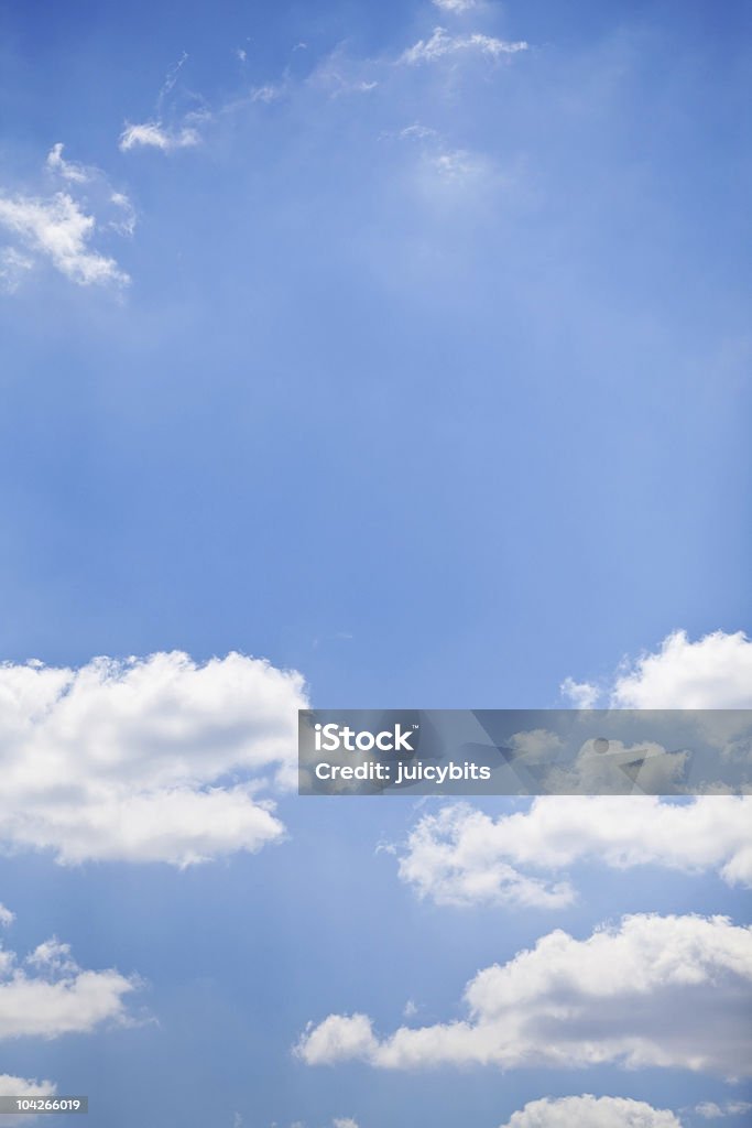 Céu azul com nuvens de fundo branco Fofo - Royalty-free Azul Foto de stock