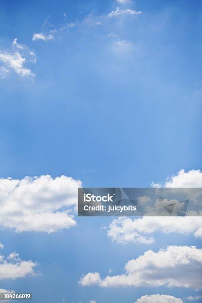 Céu Azul Com Nuvens De Fundo Branco Fofo - Fotografias de stock e mais imagens de Azul - Azul, Beleza natural, Branco