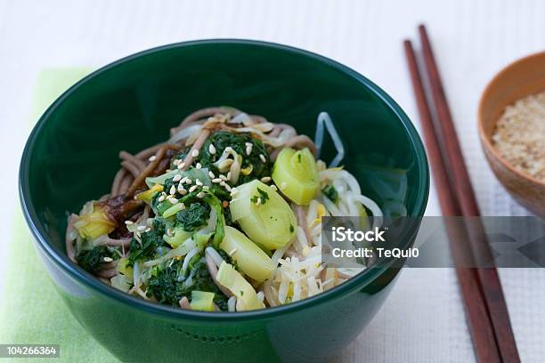 Photo libre de droit de Salade Dépinards Poireaux Japonais banque d'images et plus d'images libres de droit de Aliment - Aliment, Asie, Baguettes chinoises