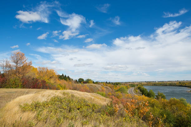 south saskatchewan river w saskatoon jesienią - south saskatchewan river zdjęcia i obrazy z banku zdjęć