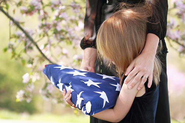 enfant tenant un parent est plié drapeau américain - usa child flag the americas photos et images de collection