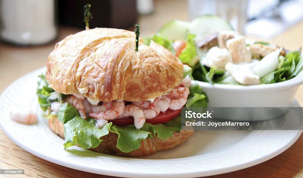 Sandwich crevettes de la baie sur un Croissant - Photo de Aliment libre de droits