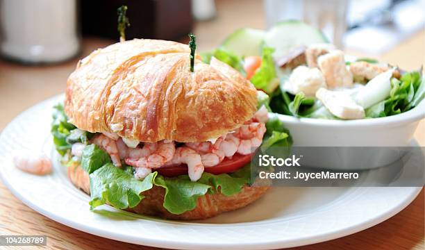 Photo libre de droit de Sandwich Crevettes De La Baie Sur Un Croissant banque d'images et plus d'images libres de droit de Aliment - Aliment, Assiette, Couleur verte