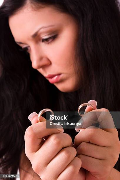 Divorcio Triste Mujer Agarrando Anillo De Boda De Oro Foto de stock y más banco de imágenes de Adulto