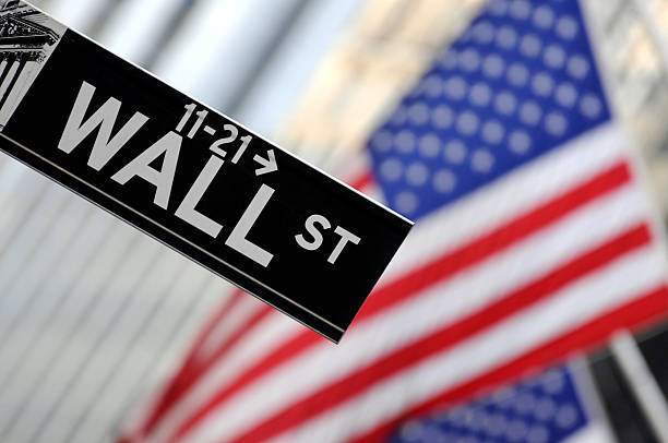 wall-street-schild zeigt nach - wall street new york stock exchange american flag manhattan financial district stock-fotos und bilder