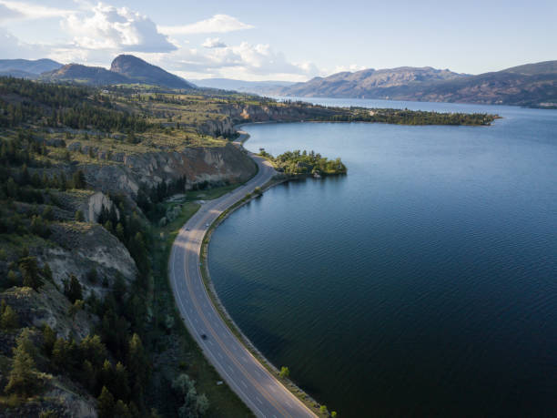 aerial landschaft im okanagan - okanagan penticton lake okanagan lake stock-fotos und bilder