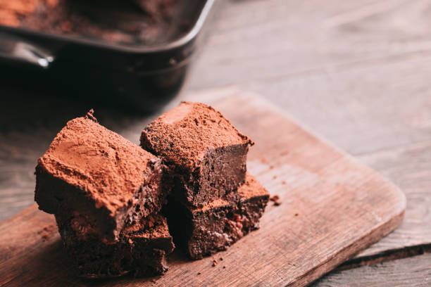 brownies stout al cioccolato fondente tagliati in quadrati - torta alla crema foto e immagini stock