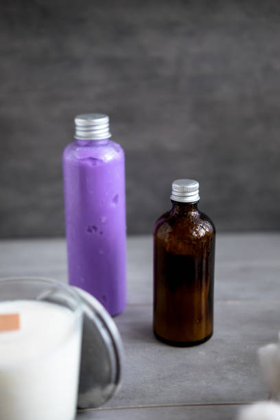 bottiglie con prodotti cosmetici spa naturali - candlelight concrete bathtub candle foto e immagini stock