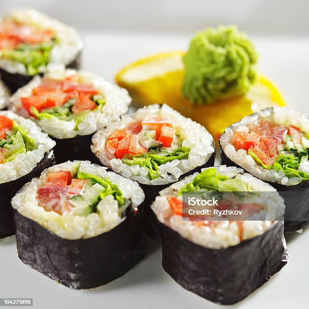 Comida Japonesa Sushi Maki - Fotografias de stock e mais imagens de Sushi - Sushi, Sushi Maki, Arroz - Alimento Básico
