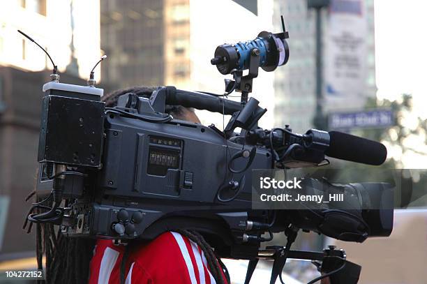 Camerman - zdjęcia stockowe i więcej obrazów Operator kamery - Operator kamery, Czarny kolor, Ramię - Staw