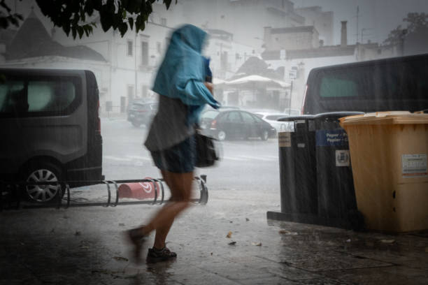 뇌우 �중에 실행 하는 우산 없이 젖은 여자 - hurricane storm wind disaster 뉴스 사진 이미지