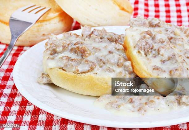 Photo libre de droit de Biscuits Et Gravy Saucisses banque d'images et plus d'images libres de droit de Jus de viande - Jus de viande, Biscuit au babeurre, Saucisse