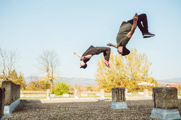 zwei männer, die frei laufenden parkour - le parkour stock-fotos und bilder