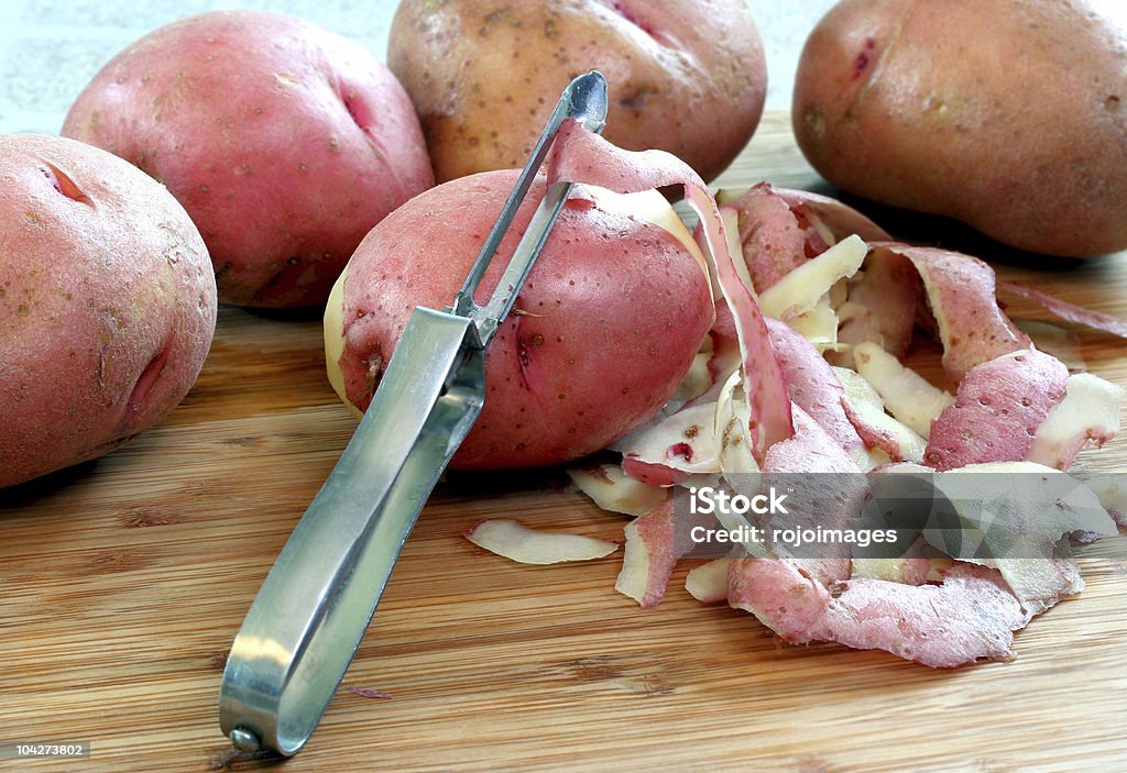 Peeling pommes de terre rouge - Photo de Peau de fruit libre de droits