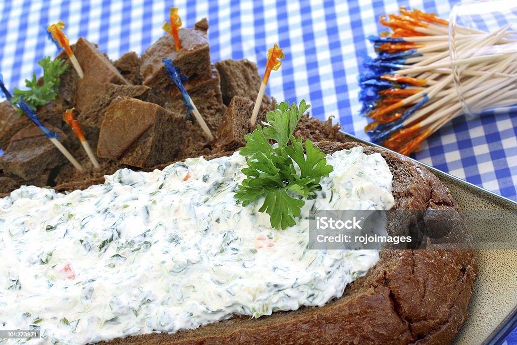 Cremige Creme fraíche und Spinat Dip in einem Pumpernickel Loaf - Lizenzfrei Brotlaib Stock-Foto