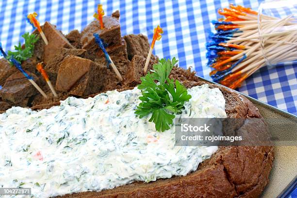 Crema Ricota Y Espinaca Zambullida En Un Pan Pumpernickel Foto de stock y más banco de imágenes de Aperitivo - Plato de comida