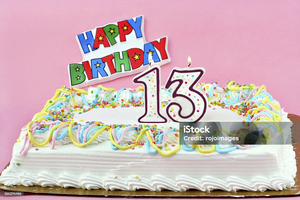 Torta di compleanno con numero 13 e illuminato da candele - Foto stock royalty-free di Torta piana