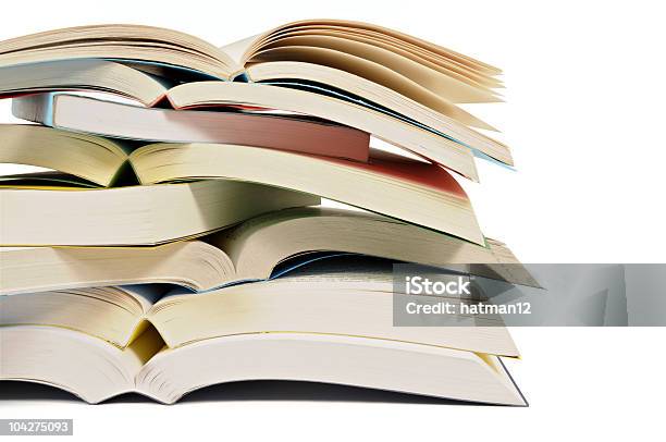 Foto de Não Harmonioso Pilha De Livros Livro De Capa Mole e mais fotos de stock de Aberto - Aberto, Amontoamento, Branco