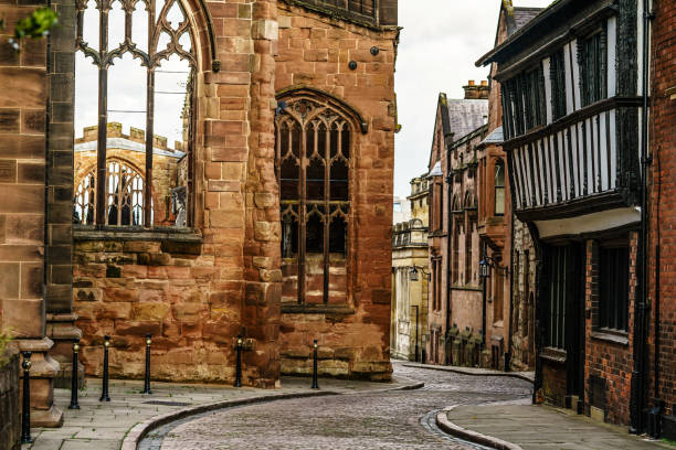 arquitectura inglesa antigua calle en coventry, destruyó la catedral de la segunda guerra mundial - warwickshire fotografías e imágenes de stock