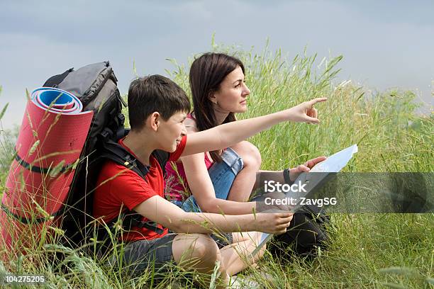 Foto de Caminhantes Com Um Mapa e mais fotos de stock de Adulto - Adulto, Andar, Atividade