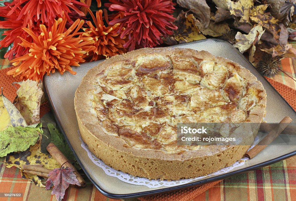 Целом apple kuchen торт в осень обстановке. - Стоковые фото Яблоко роялти-фри