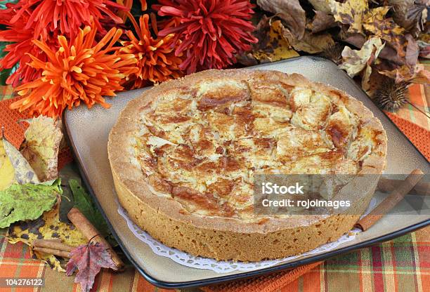 Целом Apple Kuchen Торт В Осень Обстановке — стоковые фотографии и другие картинки Яблоко - Яблоко, Десерт, Ажурная салфетка