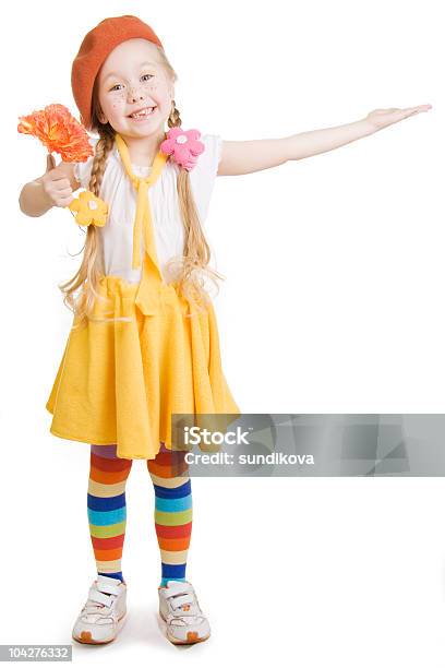 Dziewczynka Stałego Trzyma Kwiat I Uśmiechnij Się - zdjęcia stockowe i więcej obrazów 4 - 5 lat - 4 - 5 lat, Biały, Blond włosy