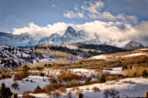 colline e valli che conducono ai monti san juan - snowcapped mountain mountain range snow foto e immagini stock