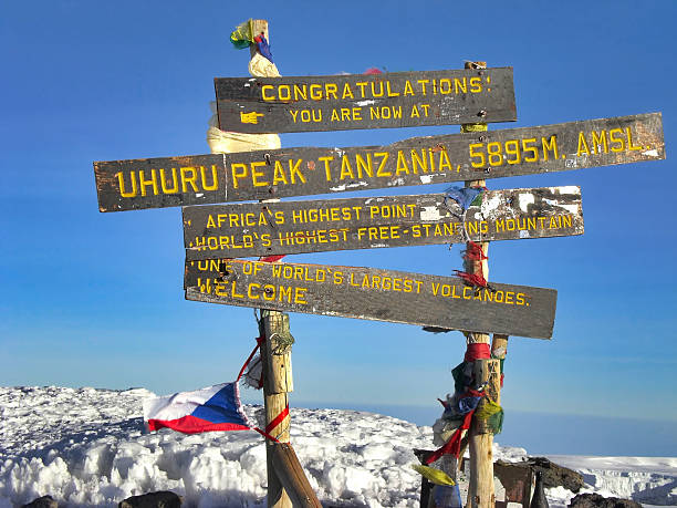 topo do monte kilimanjaro, 5895 m. - 5895 - fotografias e filmes do acervo